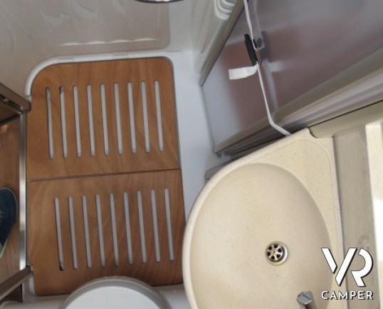 Hymer B 588 DL:camper nuovo motorhome con letti gemelli posteriori e garage alto 122 centimetri