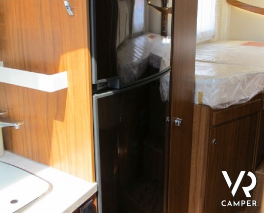 Hymer B 588 DL:camper nuovo motorhome con letti gemelli posteriori e garage alto 122 centimetri