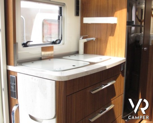 Hymer B 588 DL:camper nuovo motorhome con letti gemelli posteriori e garage alto 122 centimetri