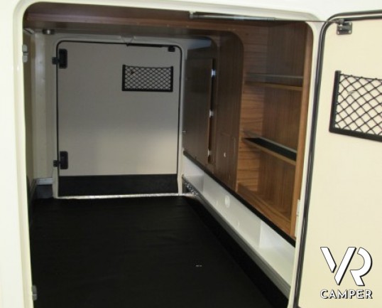 Hymer B 588 DL: camper nuovo motorhome in Piemonte, letti gemelli con ampio garage, camper leggero in patente B