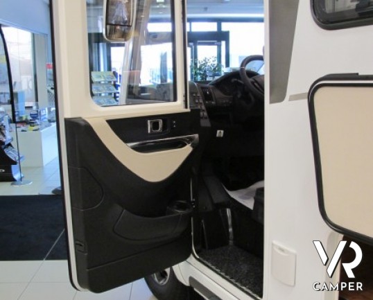 Hymer B 588 DL: camper nuovo motorhome in Piemonte, letti gemelli con ampio garage, camper leggero in patente B