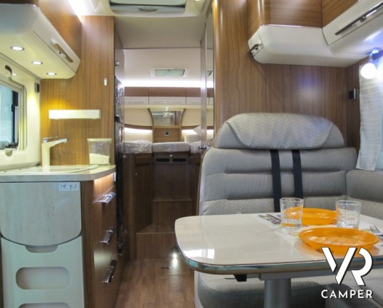 Hymer B 588 DL: camper nuovo motorhome in Piemonte, letti gemelli con ampio garage, camper leggero in patente B