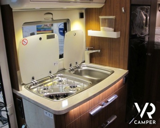 Hymer B 588 DL: camper nuovo motorhome in Piemonte, letti gemelli con ampio garage, camper leggero in patente B