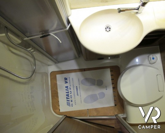 Hymer B 588 DL: camper nuovo motorhome in Piemonte, letti gemelli con ampio garage, camper leggero in patente B