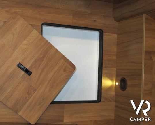 Hymer B 588 DL: camper nuovo motorhome in Piemonte, letti gemelli con ampio garage, camper leggero in patente B