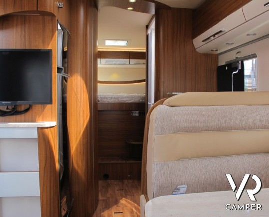 Hymer B 594 DL: motorhome nuovo a Torino con ampio garage e nuova generazione di camper, lusso e leggerezza.