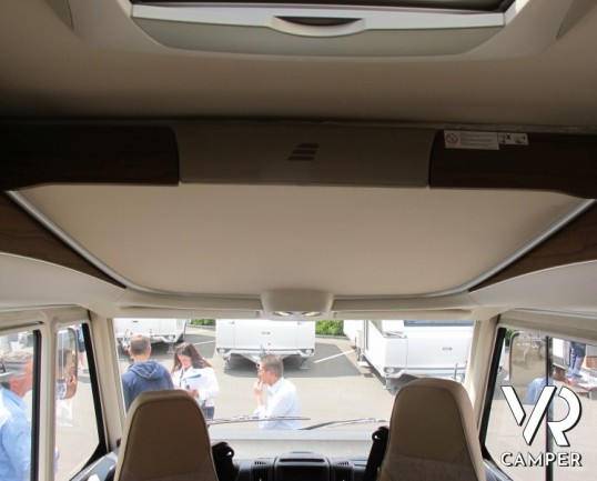 Hymer B 594 DL: motorhome nuovo a Torino con ampio garage e nuova generazione di camper, lusso e leggerezza.