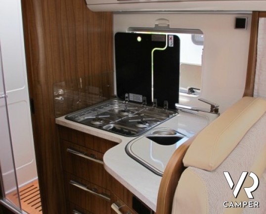 Hymer B 594 DL: motorhome nuovo a Torino con ampio garage e nuova generazione di camper, lusso e leggerezza.