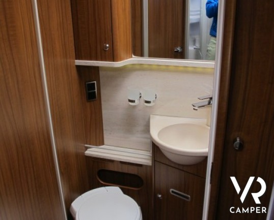Hymer B 594 DL: motorhome nuovo a Torino con ampio garage e nuova generazione di camper, lusso e leggerezza.