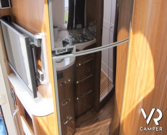 Hymer B 594 DL: motorhome nuovo a Torino con ampio garage e nuova generazione di camper, lusso e leggerezza.
