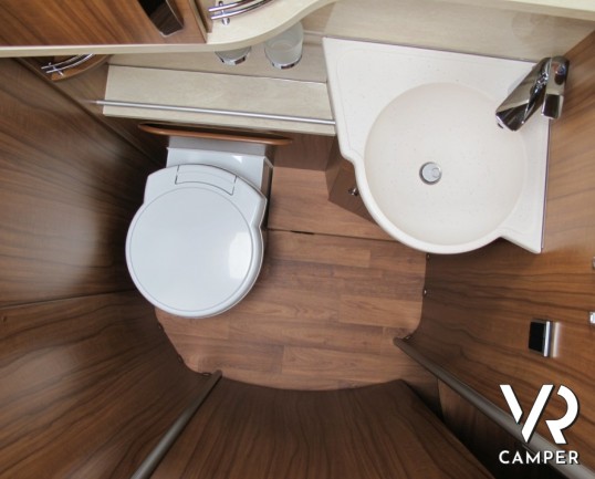 Hymer B 594 Premium Line: il massimo del motorhome tedesco, sotto i 7 metri di lunghezza con ampio garage e doppio pavimento, il motorhome per eccelle