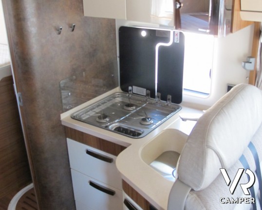 Hymer B 594 Premium Line: il massimo del motorhome tedesco, sotto i 7 metri di lunghezza con ampio garage e doppio pavimento, il motorhome per eccelle