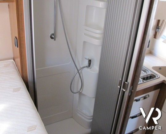 Hymer B 594 Premium Line: il massimo del motorhome tedesco, sotto i 7 metri di lunghezza con ampio garage e doppio pavimento, il motorhome per eccelle