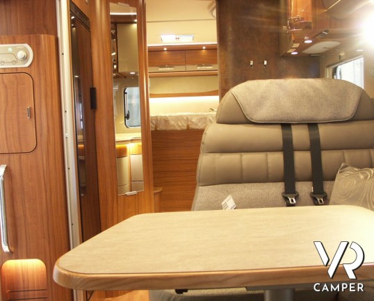 HYMER B 594 PREMIUM LINE: camper motorhome nuovo Hymer in Piemonte con ampio garage, bagno e doccia separata, lunghezza sotto i 7 metri.