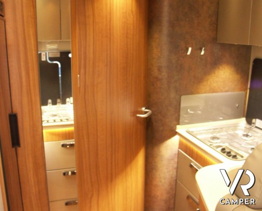 HYMER B 594 PREMIUM LINE: camper motorhome nuovo Hymer in Piemonte con ampio garage, bagno e doccia separata, lunghezza sotto i 7 metri.