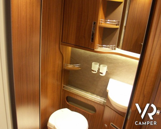 HYMER B 594 PREMIUM LINE: camper motorhome nuovo Hymer in Piemonte con ampio garage, bagno e doccia separata, lunghezza sotto i 7 metri.