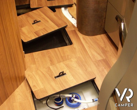 HYMER B 594 PREMIUM LINE: camper motorhome nuovo Hymer in Piemonte con ampio garage, bagno e doccia separata, lunghezza sotto i 7 metri.