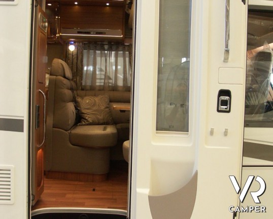 HYMER B 594 PREMIUM LINE: camper motorhome nuovo Hymer in Piemonte con ampio garage, bagno e doccia separata, lunghezza sotto i 7 metri.