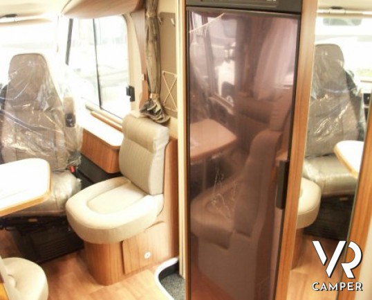 HYMER B 598 PREMIUM LINE: camper nuovo con letto nautico posteriore, bagno e doccia separata, sotto i 7 metri di lunghezza.