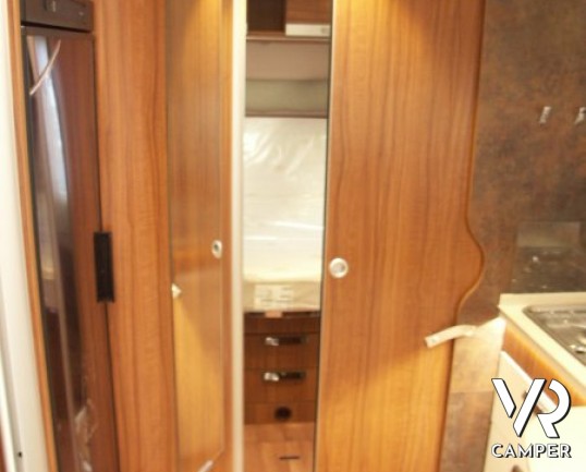 HYMER B 598 PREMIUM LINE: camper nuovo con letto nautico posteriore, bagno e doccia separata, sotto i 7 metri di lunghezza.