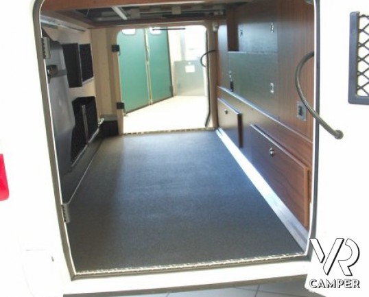 HYMER B 598 PREMIUM LINE: camper nuovo con letto nautico posteriore, bagno e doccia separata, sotto i 7 metri di lunghezza.