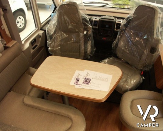 HYMER B 598 PREMIUM LINE: camper nuovo con letto nautico posteriore, bagno e doccia separata, sotto i 7 metri di lunghezza.