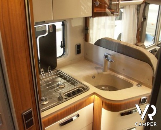 HYMER B 598 PREMIUM LINE: camper nuovo con letto nautico posteriore, bagno e doccia separata, sotto i 7 metri di lunghezza.