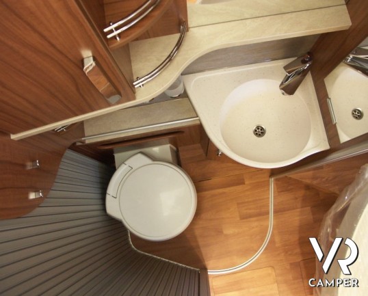 HYMER B 598 PREMIUM LINE: camper nuovo con letto nautico posteriore, bagno e doccia separata, sotto i 7 metri di lunghezza.