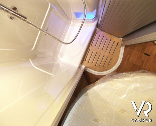 HYMER B 598 PREMIUM LINE: camper nuovo con letto nautico posteriore, bagno e doccia separata, sotto i 7 metri di lunghezza.