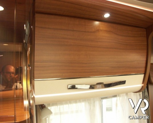 HYMER B 598 PREMIUM LINE: camper nuovo con letto nautico posteriore, bagno e doccia separata, sotto i 7 metri di lunghezza.