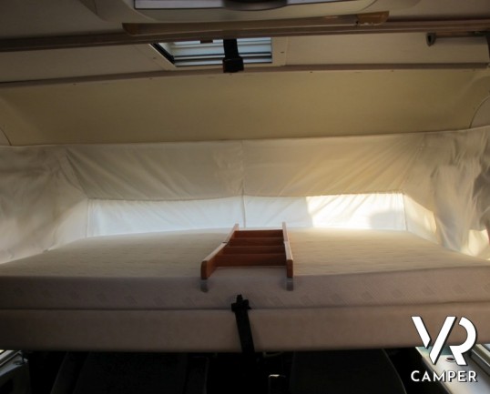 Hymer B-Klasse 614: camper motorhome usato con letto fisso posteriore basso e portamoto estraibile originale. Colore silver.