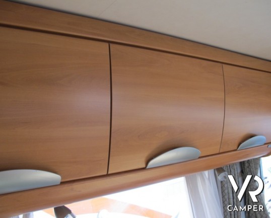 Hymer B-Klasse 614: camper motorhome usato con letto fisso posteriore basso e portamoto estraibile originale. Colore silver.