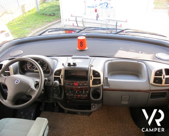 Hymer B-Klasse 614: camper motorhome usato con letto fisso posteriore basso e portamoto estraibile originale. Colore silver.