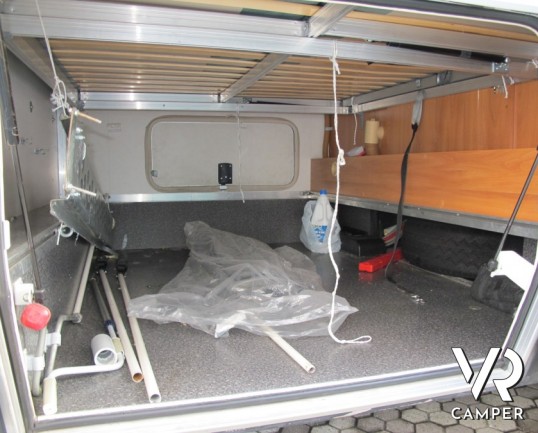 Hymer B-Klasse 614: camper motorhome usato con letto fisso posteriore basso e portamoto estraibile originale. Colore silver.