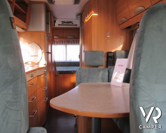 Hymer B-Klasse 614: camper motorhome usato con letto fisso posteriore basso e portamoto estraibile originale. Colore silver.