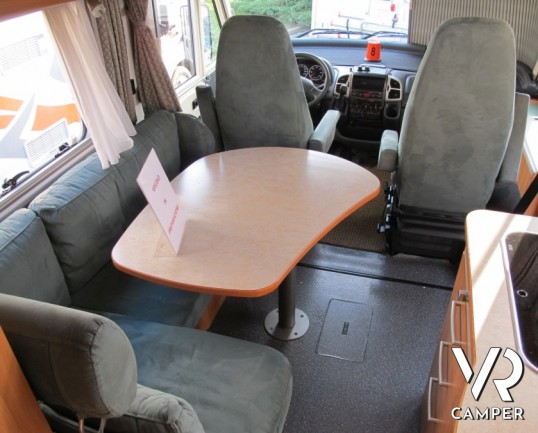 Hymer B-Klasse 614: camper motorhome usato con letto fisso posteriore basso e portamoto estraibile originale. Colore silver.