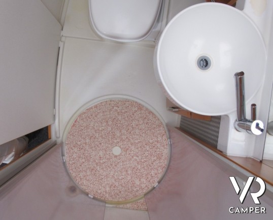 Hymer B-Klasse 614: camper motorhome usato con letto fisso posteriore basso e portamoto estraibile originale. Colore silver.