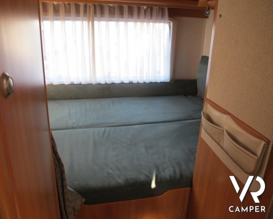Hymer B-Klasse 614: camper motorhome usato con letto fisso posteriore basso e portamoto estraibile originale. Colore silver.