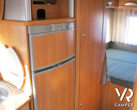 Hymer B-Klasse 614: camper motorhome usato con letto fisso posteriore basso e portamoto estraibile originale. Colore silver.