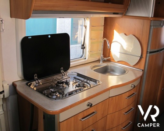Hymer B-Klasse 614: camper motorhome usato con letto fisso posteriore basso e portamoto estraibile originale. Colore silver.