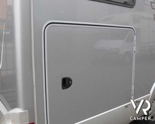 Hymer B 614 SL: camper motorhome usato con grande garage, bagno con doccia separata, frigo grande e grande letto posteriore