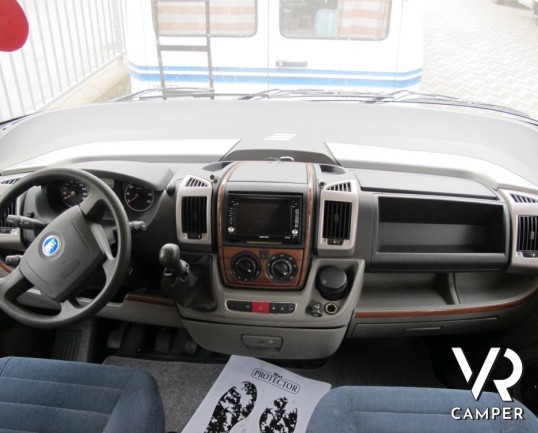 Hymer B 614 SL: camper motorhome usato con grande garage, bagno con doccia separata, frigo grande e grande letto posteriore