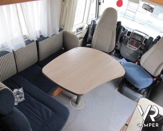 Hymer B 614 SL: camper motorhome usato con grande garage, bagno con doccia separata, frigo grande e grande letto posteriore