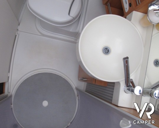 Hymer B 614 SL: camper motorhome usato con grande garage, bagno con doccia separata, frigo grande e grande letto posteriore