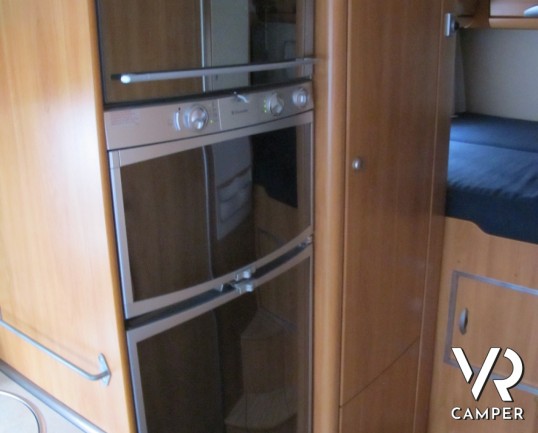 Hymer B 614 SL: camper motorhome usato con grande garage, bagno con doccia separata, frigo grande e grande letto posteriore