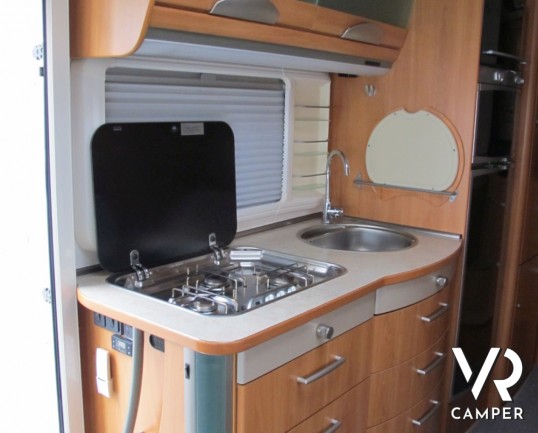 Hymer B 614 SL: camper motorhome usato con grande garage, bagno con doccia separata, frigo grande e grande letto posteriore