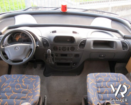 Hymer B Star-Line 640: motorhome Hymer con divano fronte dinette su meccanica Mercedes da 156 cavalli.