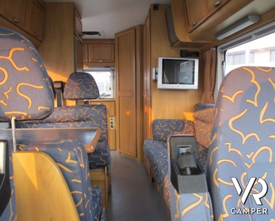 Hymer B Star-Line 640: motorhome Hymer con divano fronte dinette su meccanica Mercedes da 156 cavalli.
