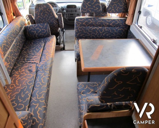 Hymer B Star-Line 640: motorhome Hymer con divano fronte dinette su meccanica Mercedes da 156 cavalli.