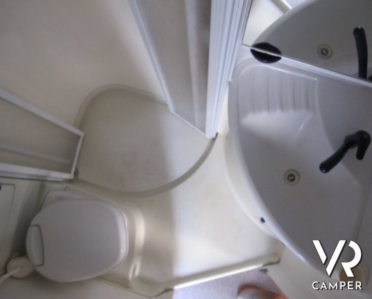 Hymer B Star-Line 640: motorhome Hymer con divano fronte dinette su meccanica Mercedes da 156 cavalli.